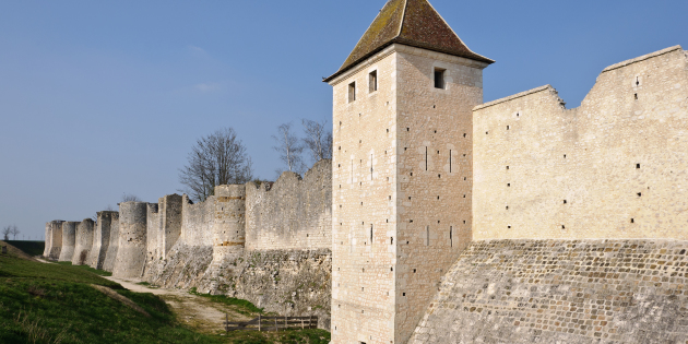 Provins (Seine-et-Marne, France) : les remparts, vus de la porte Saint-Jean vers la Tour aux Engins.
