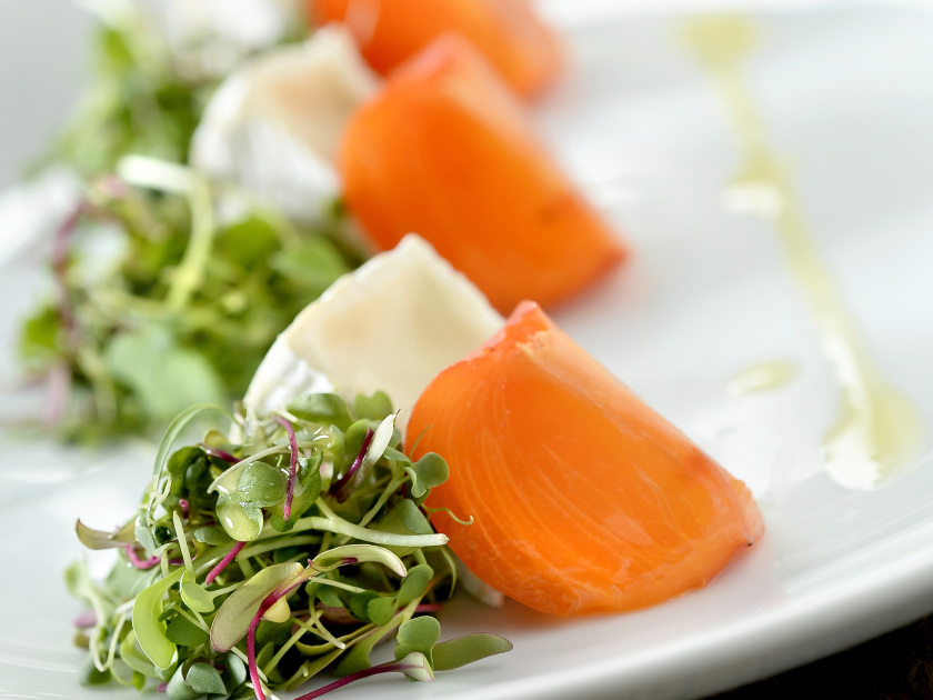 Salade de camembert et kaki avec vinaigrette au miel