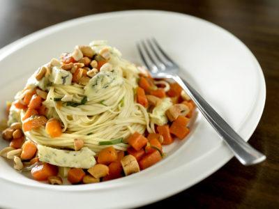 Capellini à la courge, aux noix de cajou et à la Fourme d’Ambert