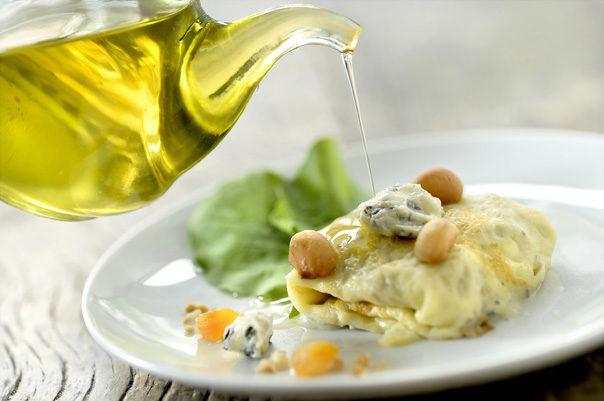 Crêpe de Bleu d’Auvergne, noix de macadamia et abricots