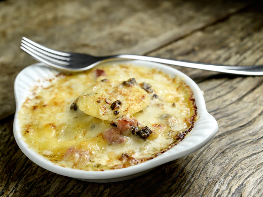 Gratin de pommes de terre au Comté, funghi secchi et jambon fumé