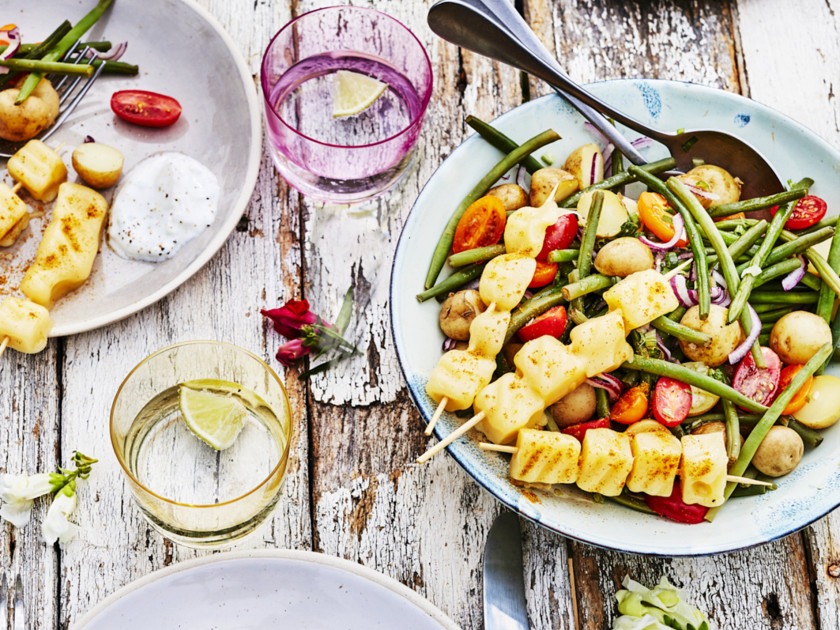 Salade de pommes de terre et haricots verts croquante et petites brochettes d’emmental grillées au curry