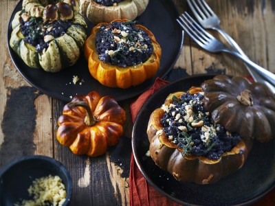 Courges farcies au risotto, encre de seiche beaufort et noisettes